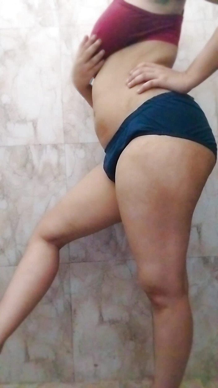 Riyathakur: Fată sexy făcând baie în baia facultății