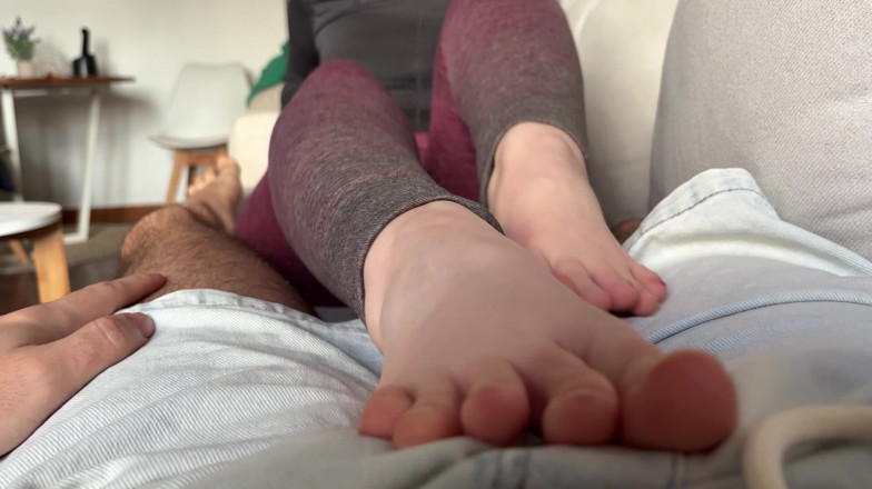 Spacenintenda: Une belle-mère sensuelle se caresse les pieds et chatouille ses...