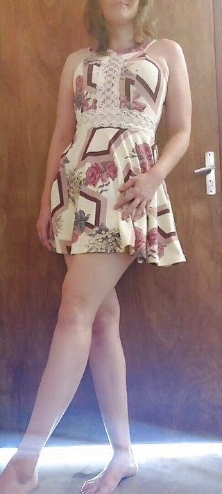 Flor_latina: Juguetona en vestido sexy recibe el impulso masturbándose