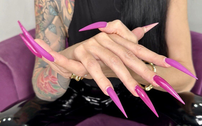 Julia domaina: Lila Farbe, lange Nägel, scharfe stilettos, Palmen, lange Finger und...