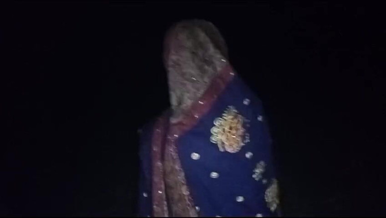 RadhaDevi: Het Bhabhi urinerar och fingrar på natten