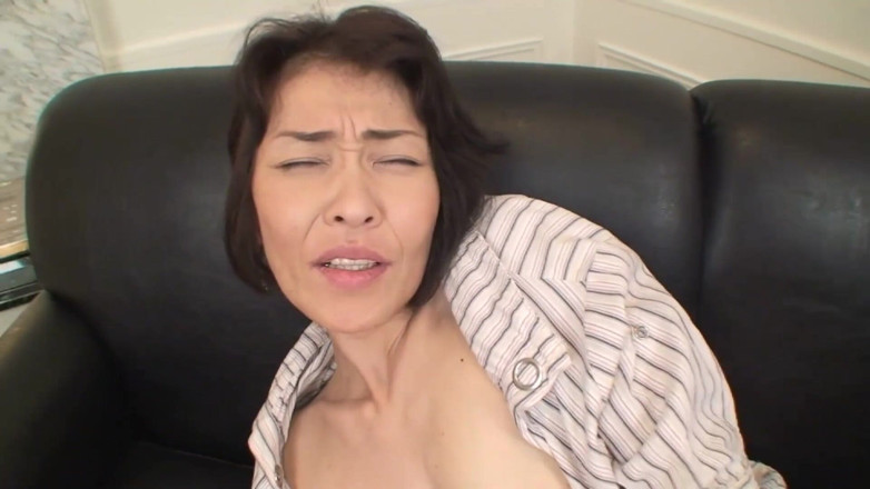 Asiatiques: Malá asijská brunetka s malými kozami dostane svou mokrou kundu...