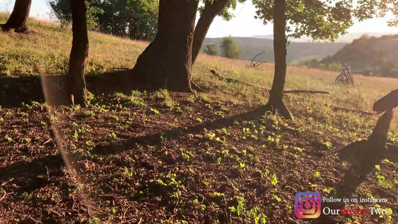 Our Secrets: Leche en sus bragas mientras camina en el bosque - muy...