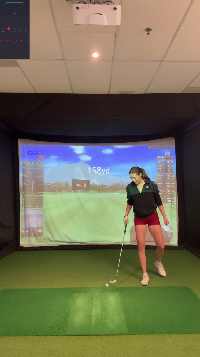 Nadia Foxx: Ich versuche, golf in einem Simulator mit meinem Lush in!...