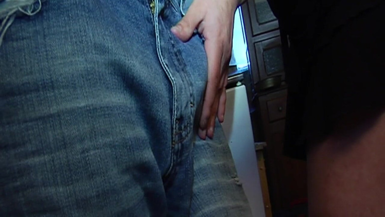 THAGSON MILFS: Zralá brunetka deepthroats obrovský penis s vybouleným hrdlem akce