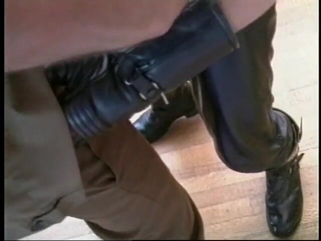 Gays Case: Garanhão quente em equipamento de couro chupa o pau do...