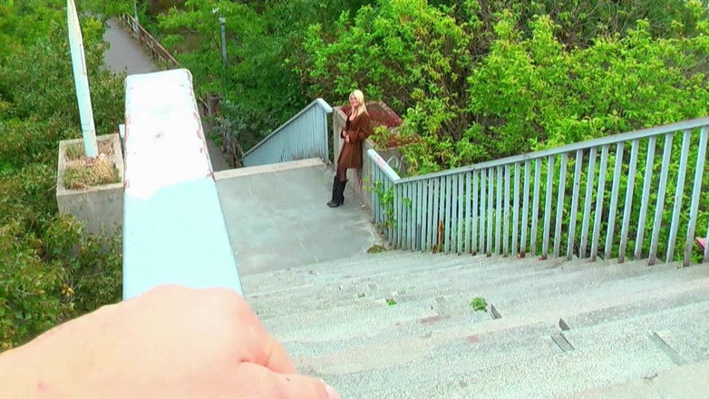 Piss Lover: Jasmin Rouge - Blond venkovní kouření a chcaní