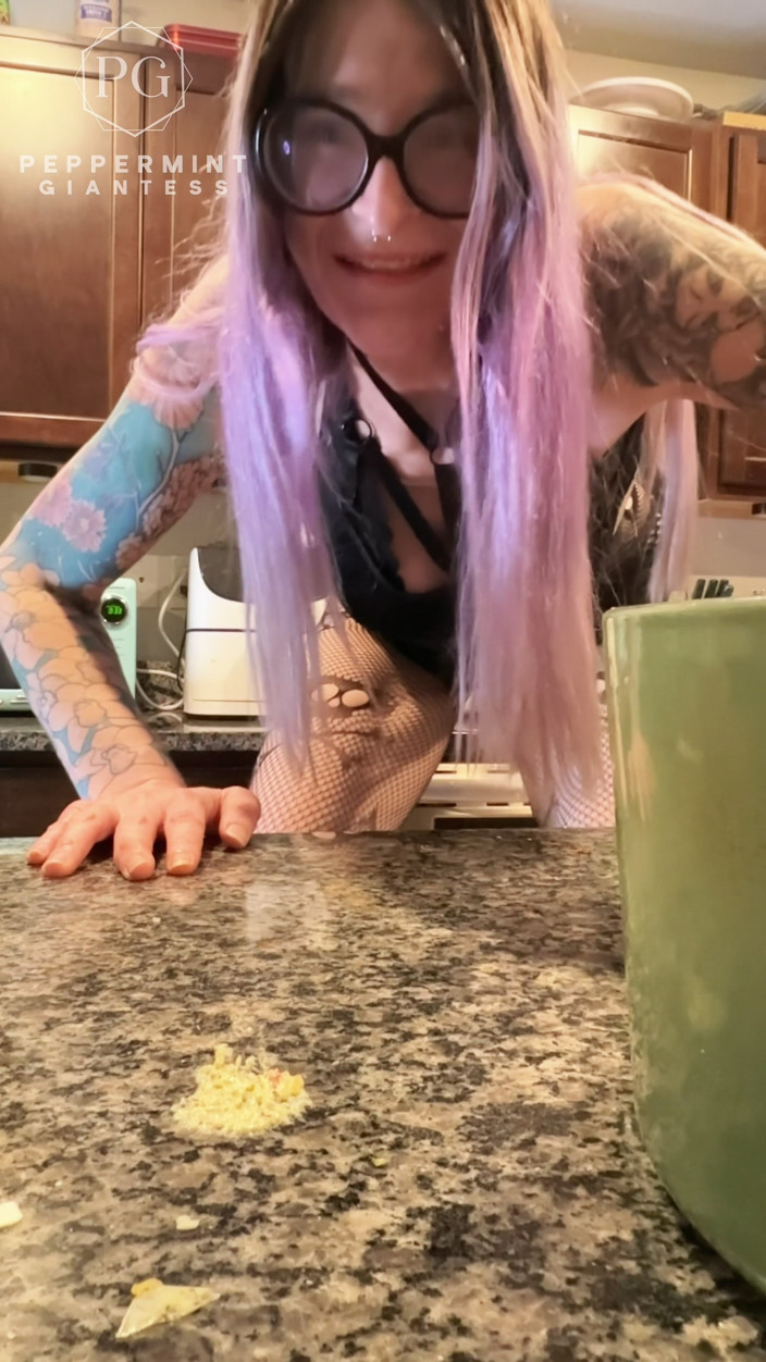 Peppermint Giantess: Peppermint giantess 7'3 membuat kerang yang diisi dengan pembantu mungil yang...