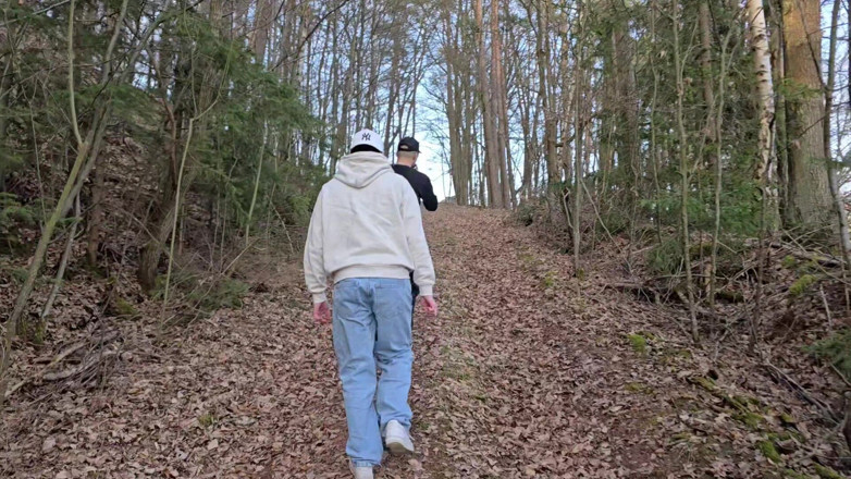 boyzxy212: Utomhussex i skogen med min homosexuella slampa - Han suger mig...