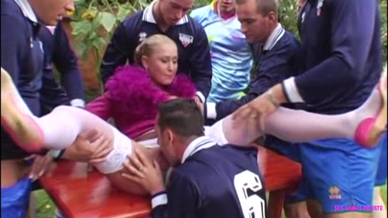 Czech Pornzone: Ragazza ceca calda matta in gangbang, vol.4