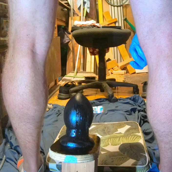 Dildo Kenny: 私の熱いお尻を間近で伸ばす