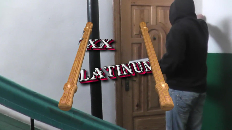 XXX-Platinum: Tante seksi dengan celana dalam transparan peignoir lagi buka pintu...