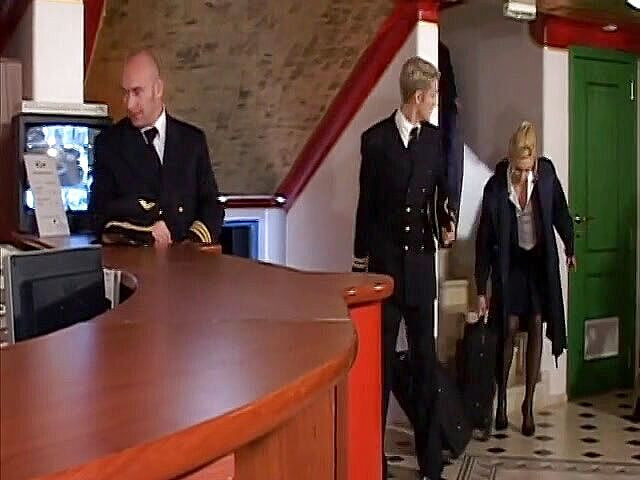Cumming Soon: Curvele excitate însoțitoare de zbor sug instrumentul tipului într-un bar