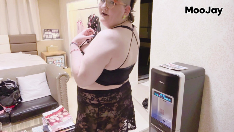 Moo Jay: 視点ロールプレイ:ルームメイトが自分の服装がスラッティーかどうか確認したい
