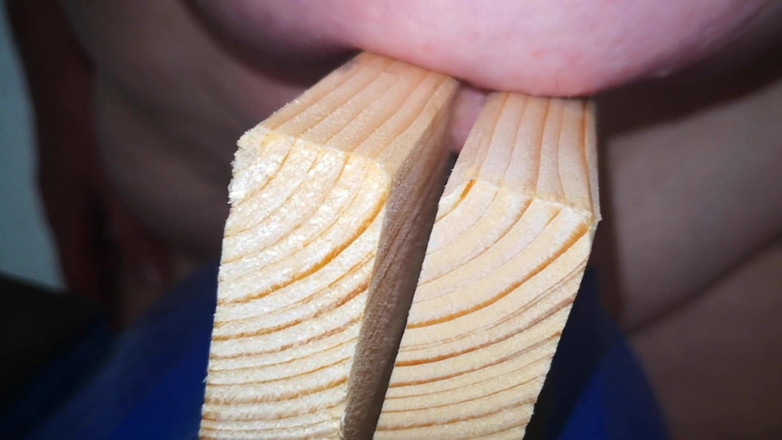 Bouncy Tits Action: Tepel knijpt in een vice