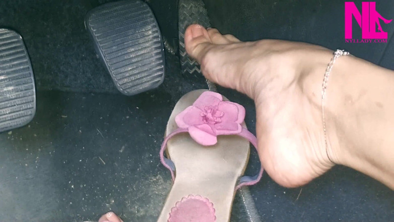 Nyllady: Mijn auto laten draaien in teenslippers met roze bloemen