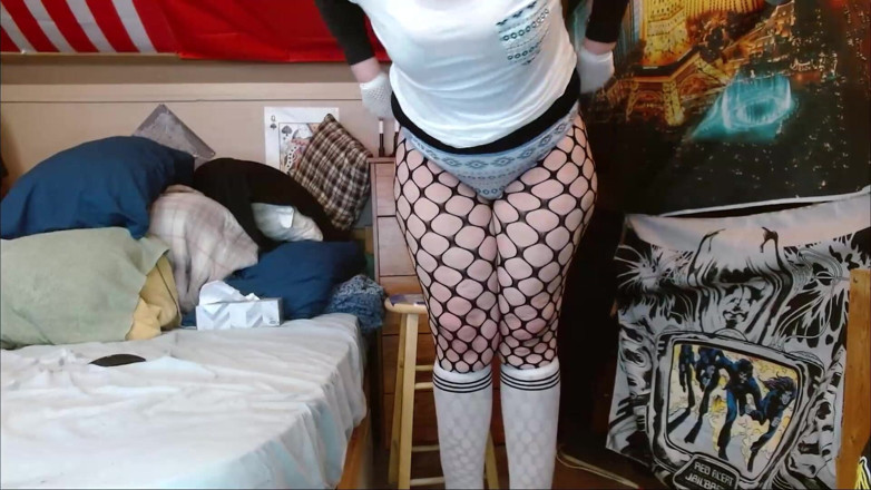 CosmicJones88: Cosmicjones88 tirando a roupa e mostrando seu pau pequeno