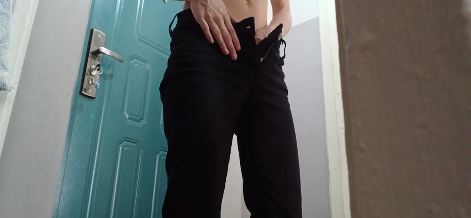 Lesbian-candys: Une brune mince et sexy en jean moulant masturbe sa...