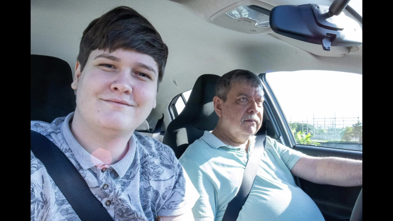 Carlos And Junior: Styvpappa pissar offentligt