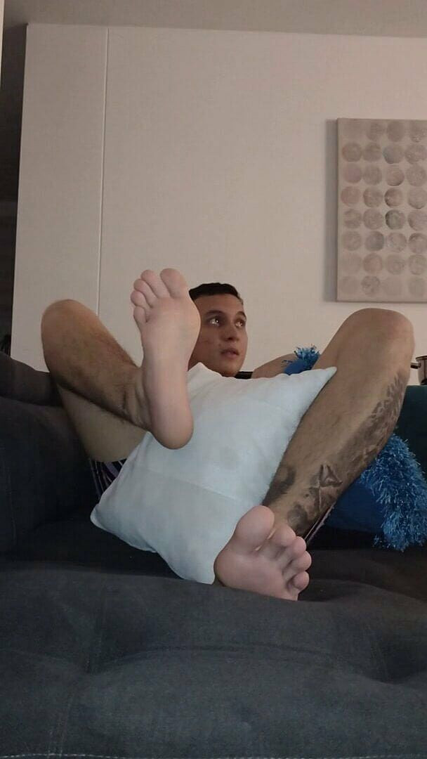 Tomas Styl: Un boxeur latino montre ses gros pieds