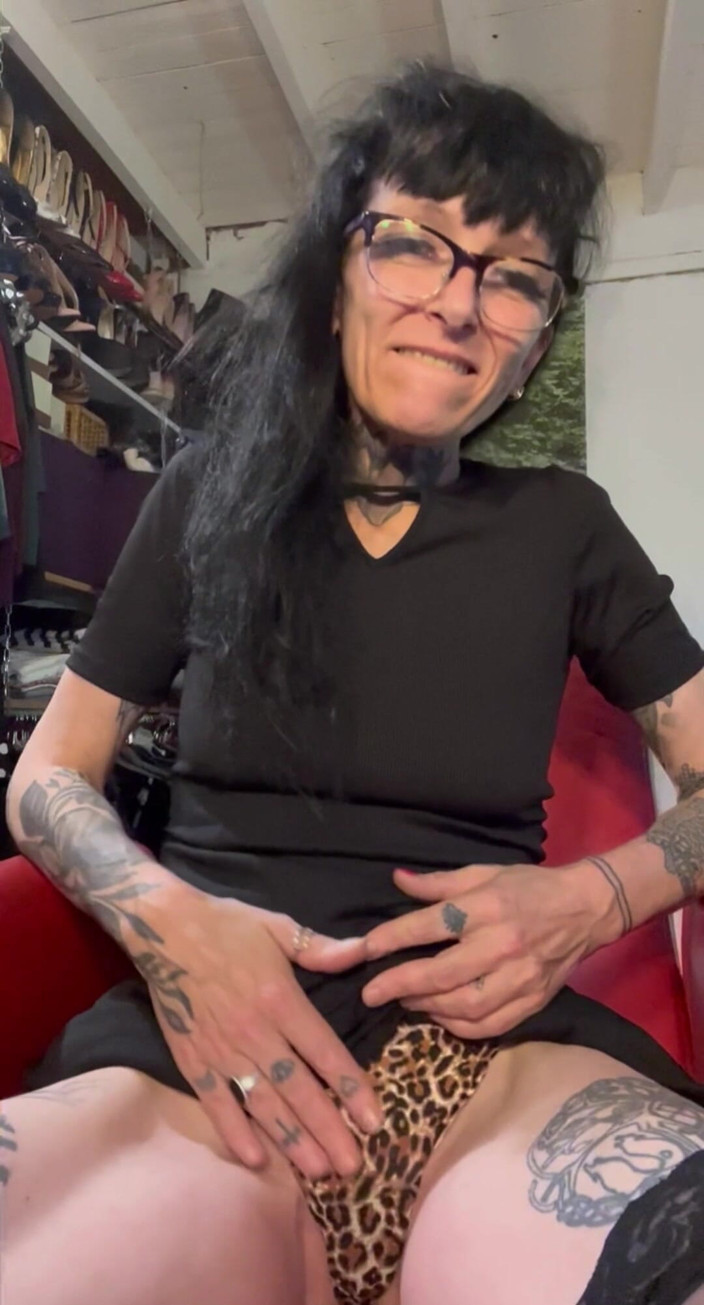 aewin11: La miLF che squirta Aewin usa la figa bagnata con...