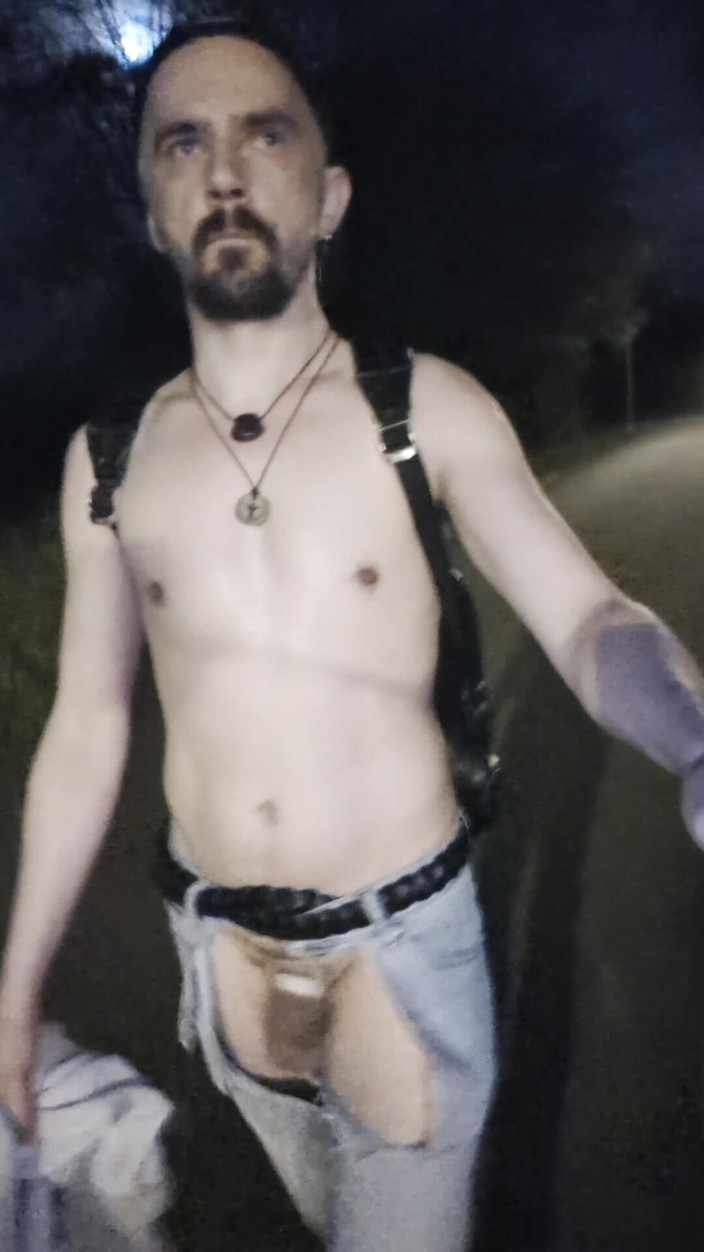 kinkygaynudist: Plimbare îndrăzneață în tanga!