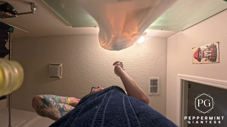 Peppermint Giantess: 67 女巨人淋浴 pov 大小 16 英尺和嘴巴播放结束