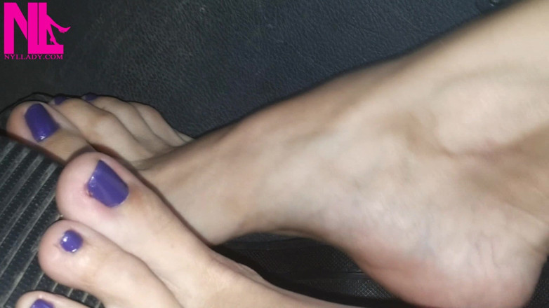 Nyllady: Revving pieds nus dans des baskets puma
