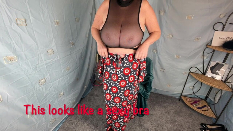 Mr MF: Mrs Mature Feet Som Strippar Ner Till Sina Stora Vita...