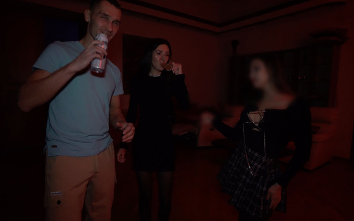 Katty West: Des étudiantes s’amusent et se font éjaculer dans la bouche