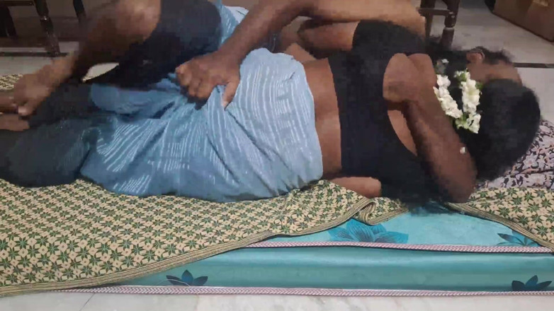 Desi palace: Une bhabhi se fait baiser en sari
