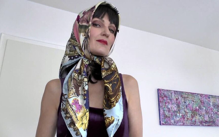 Lady Victoria Valente: Foulard en soie, défilé de mode, clip