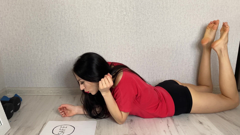 Princess Monica: Giantess-executrix chơi với những người đàn ông nhỏ bé giả vờ