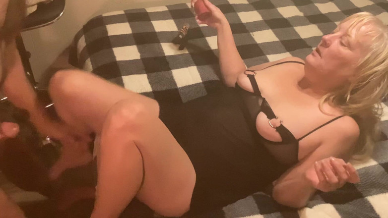 Sallylittle75: Une grosse bite se fait sodomiser