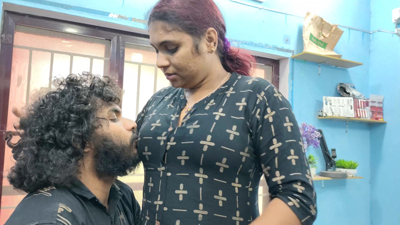 Vaishnavysharunraj: 胸がお尻でキスし、舐めて