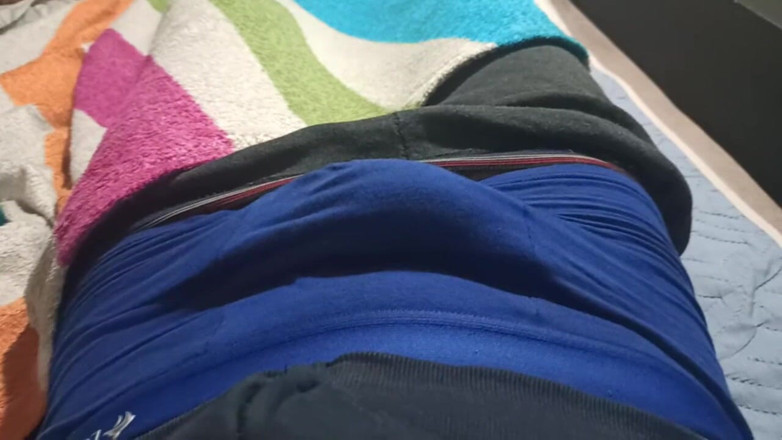 Pasha: nili painti men aadmi apne dik ke saath khel raha...