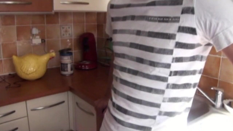 Crunch Boy: Awek kembar berkongkek di dapur saya