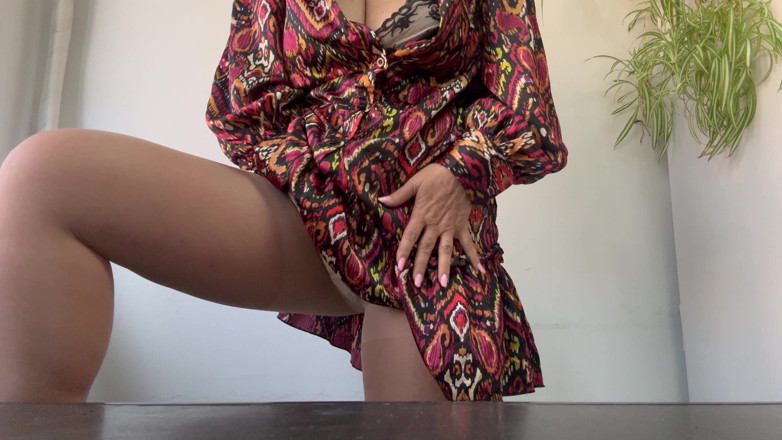Step Mommy: Bollente sexy milf si strofina la figa attraverso i collant