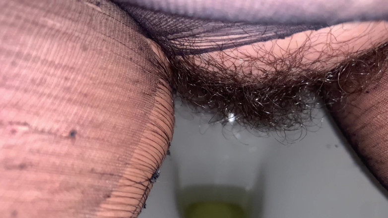 CoppiaCollant: Sur les toilettes en collants, la MILF pisse puis taille...