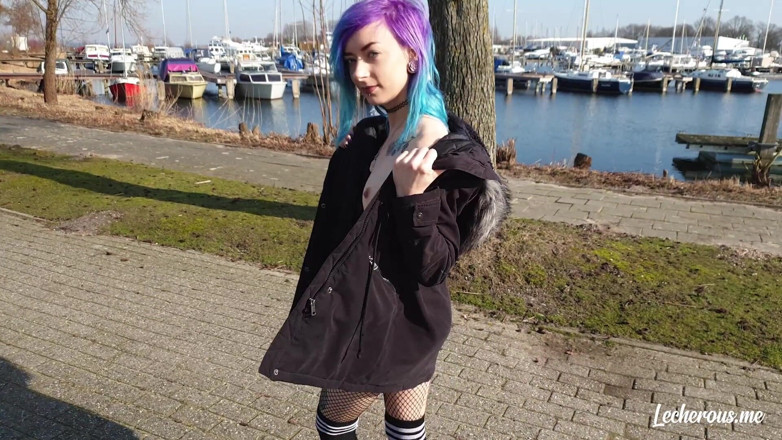 Lecherous: Alisha s'exhibe et se déshabille à la marina