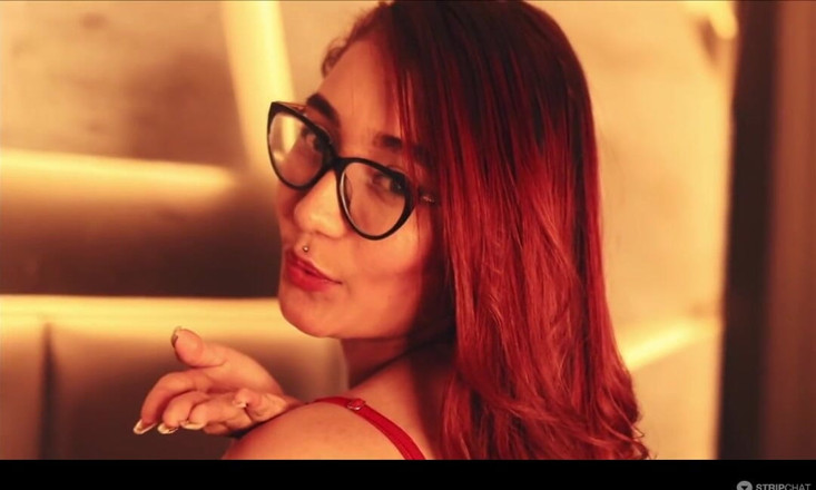 Lia Wood: Zrzavá dívka je položena ve svém pokoji a má dokonalé...