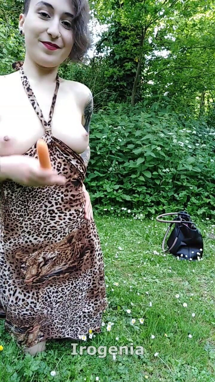 Irogenia: In Mezzo Alla Foresta, Una Troia Arrapata Riempie Tutti I...