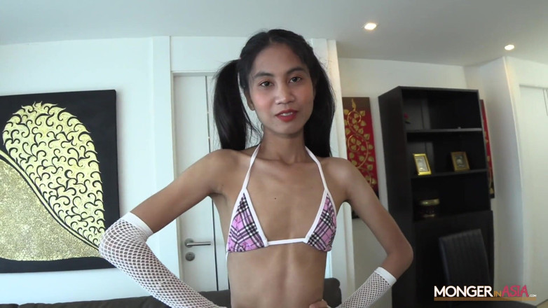 Monger In Asia: O fată super slabă este futută cu spermă