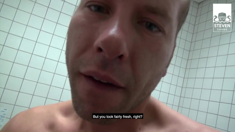 Steven Shame: Trío en baño público: 2 grandes hijos de puta comparten rubia...