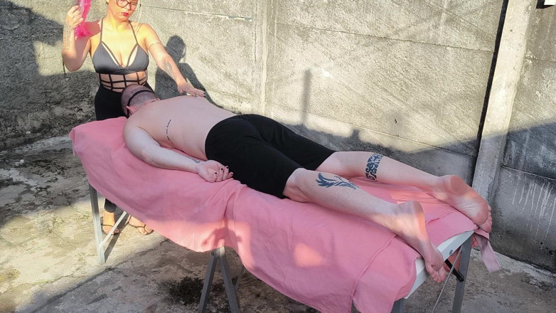 Carmona's films: Massaggio nudo all'aperto con bionda sexy