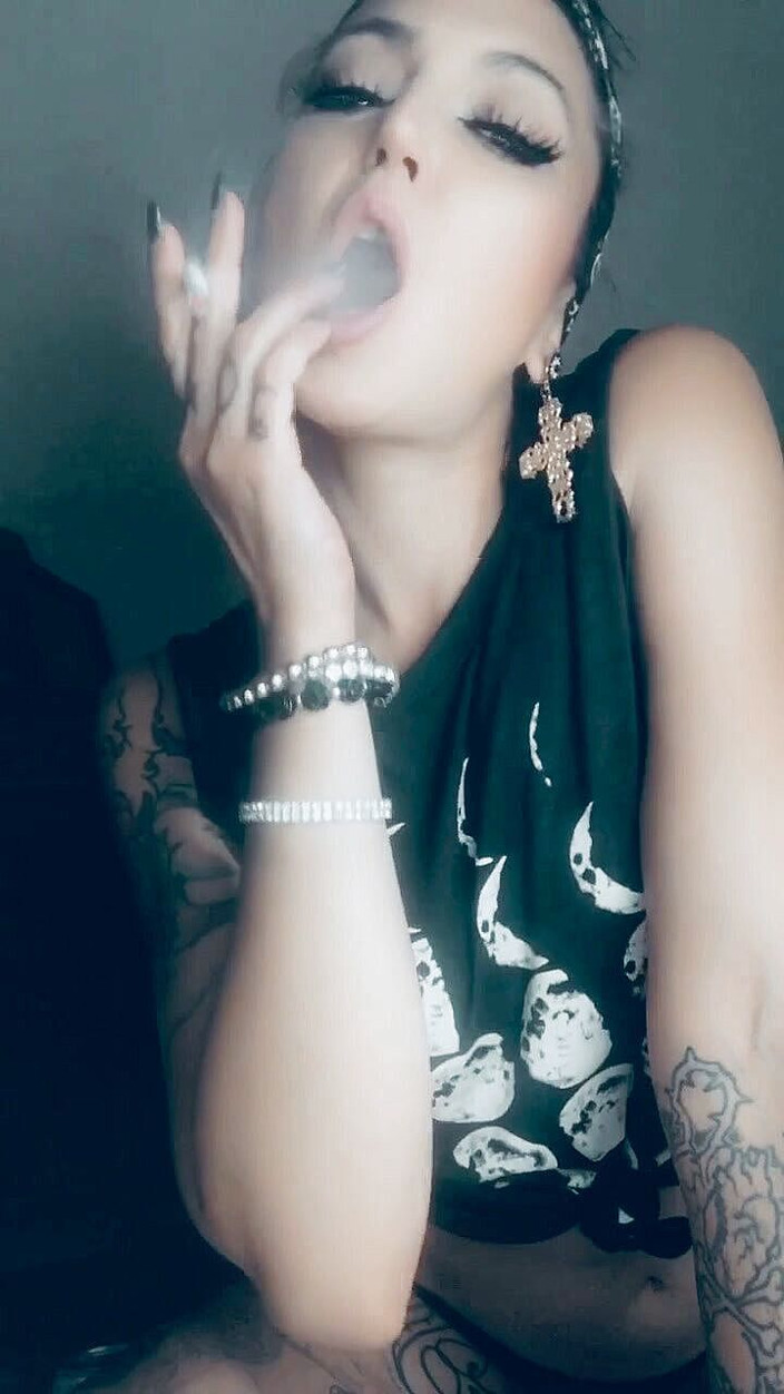Hellizabeth Queen: Nova lua fumando