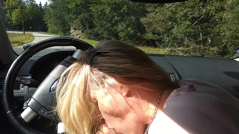 Amateur milf: MILF lutscht schwanz auf dem parkplatz an der öffentlichen straße. Öffentliches schwanzlutschen...