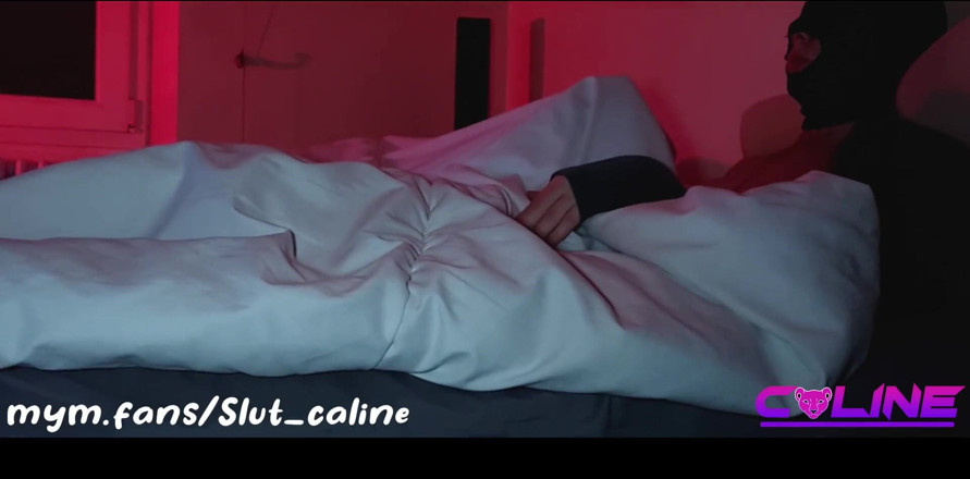 SlutCaline: Я намагаюся мастурбувати тихо, але я зазнаю невдачі, і я сквіртую в своєму ліжку