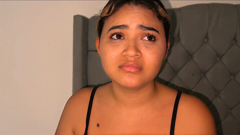 Yohamedi: Une demi-sœur peu sûre de lui pour ses petits seins...