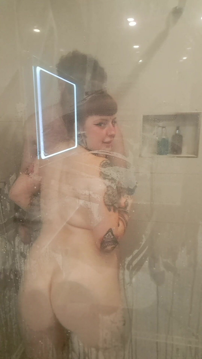 Yourfavecumslut: Doccia sesso contro il grande pannello di vetro bollente
